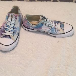 Rainforest pattern size 8 converse